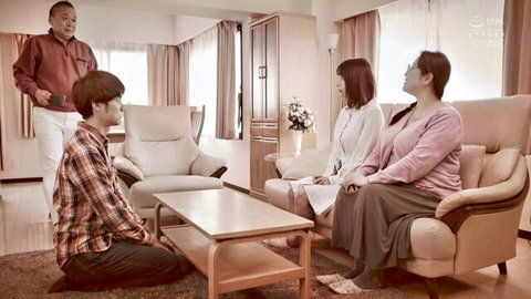 Mayuki Ito in JAV stepfamily scene, plump stepmom with family in living room