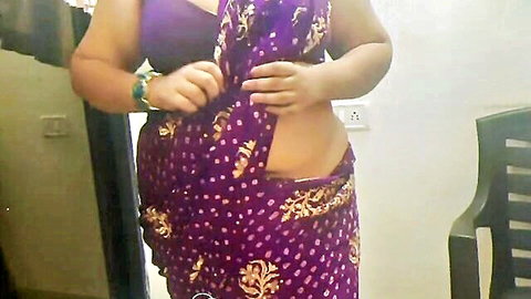 Curvy Indian BBW MILF adjusting purple sari exposing plump belly in kitchen
